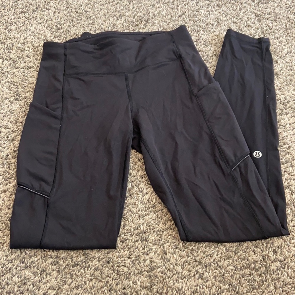 Black lulu leggings. Side pockets. No size tag.